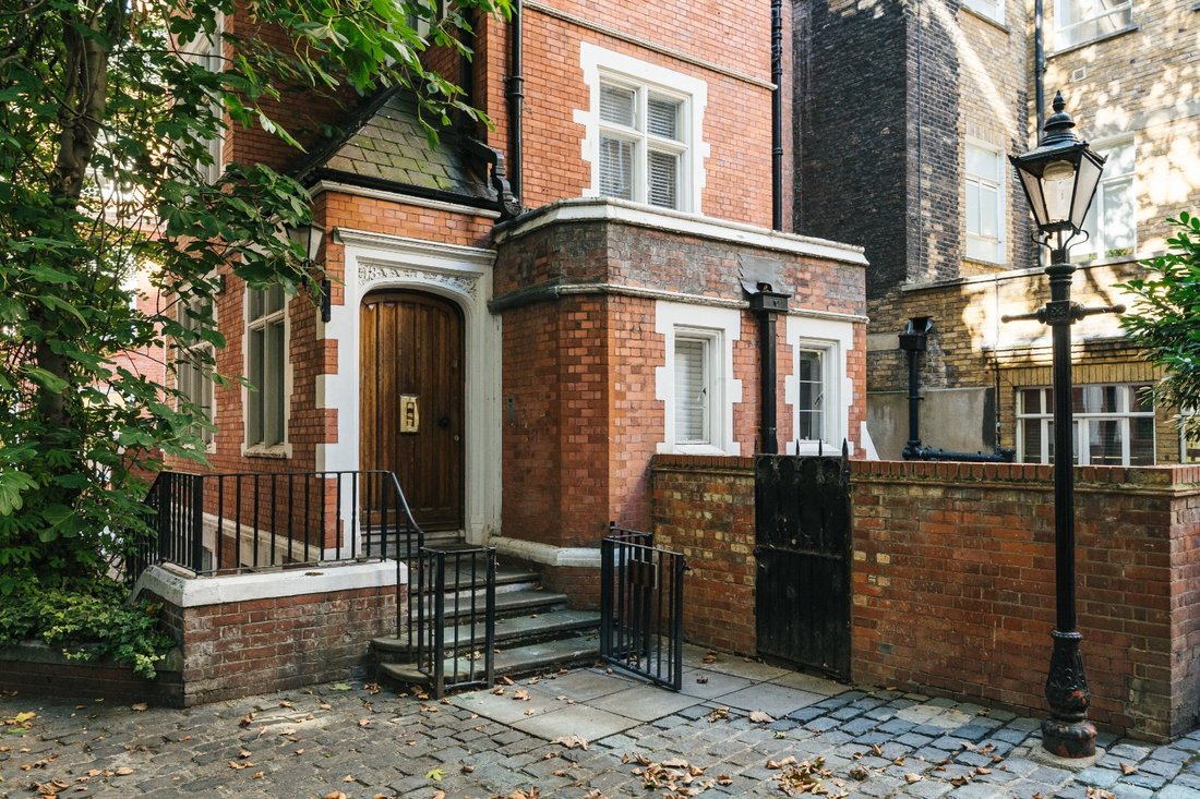 House in EC2, England 1 - 19153037