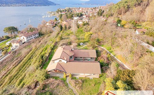 Villa a Angera, Lombardia, Italia 1