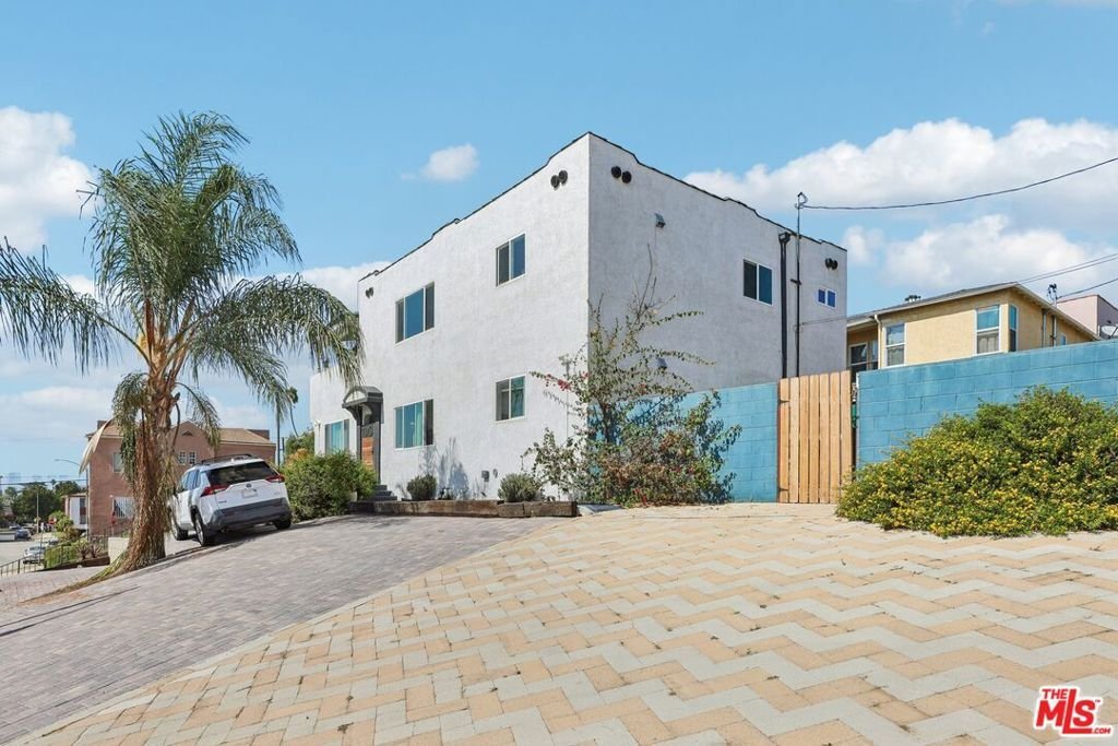 Los Angeles, California, United States 3 - 19154640