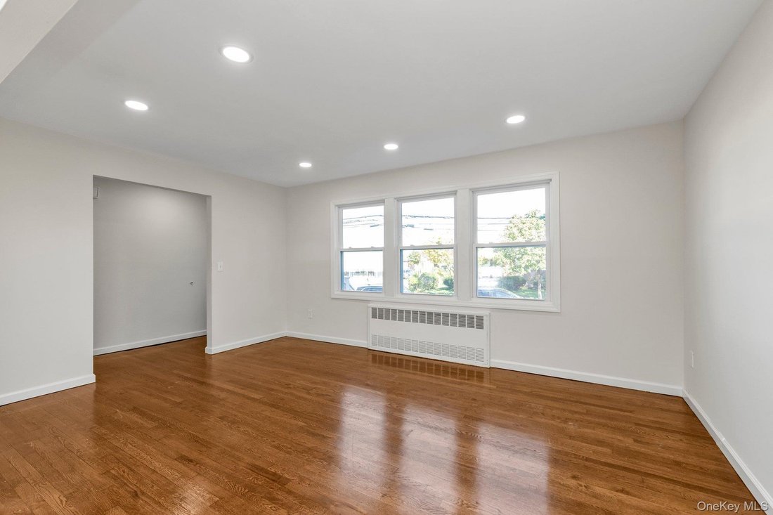 Lynbrook, New York, United States 4 - 19156072