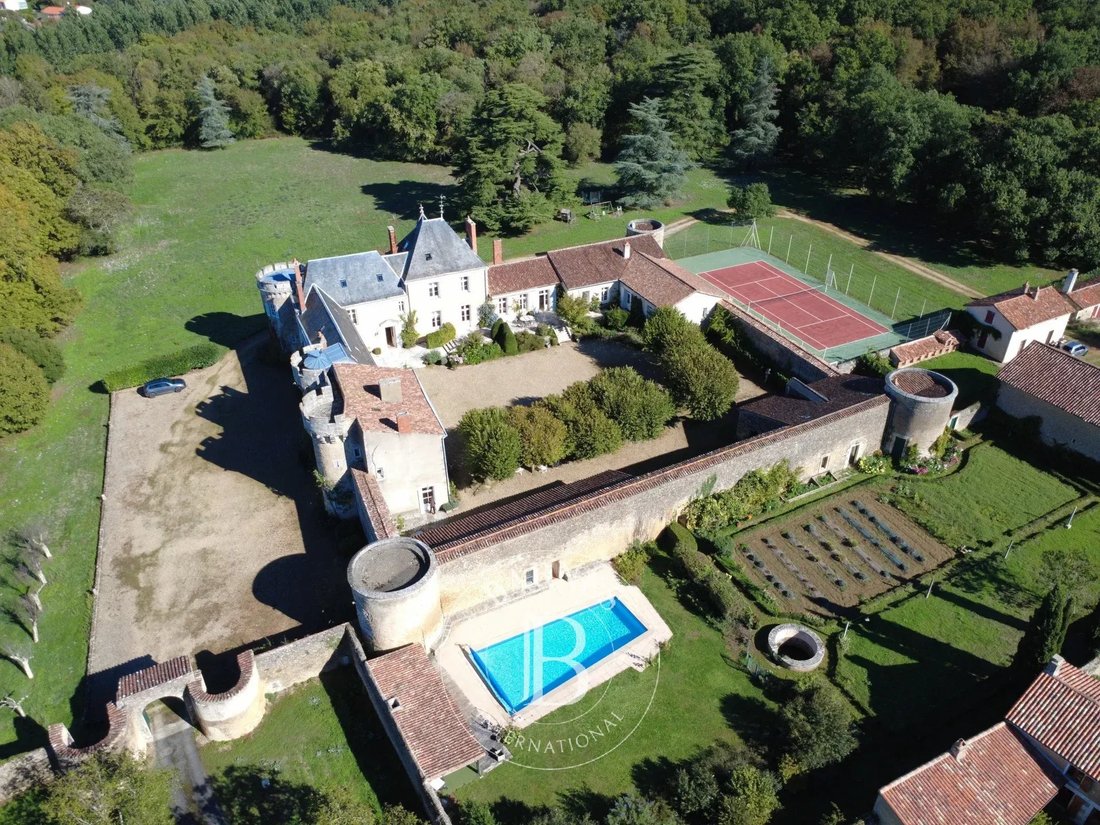 Schloss in Poitiers, Neu-Aquitanien, Frankreich 2 - 19156255