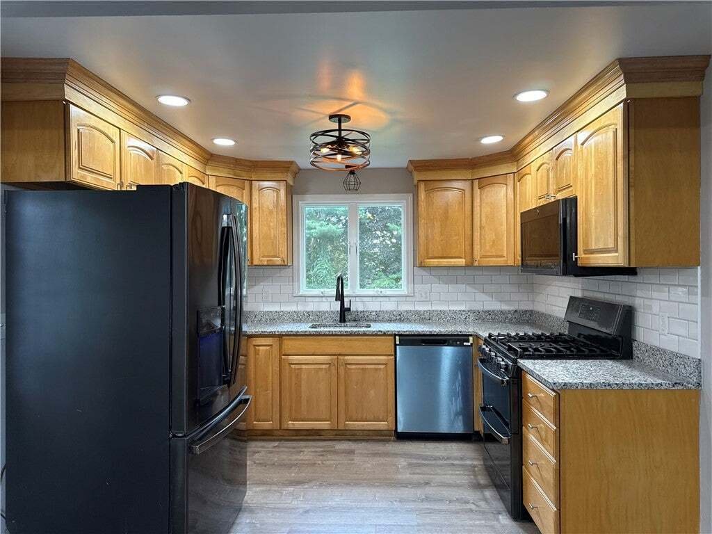 House in Cranston, Rhode Island, United States 5 - 19154598