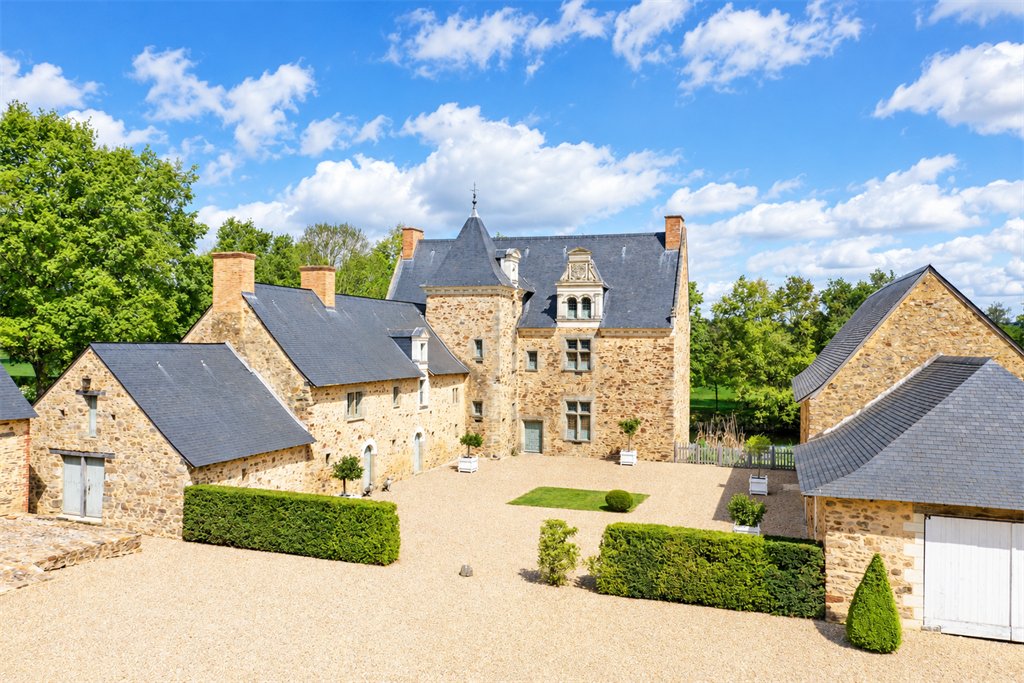 Estate in Château-Gontier, Chateau-Gontier-sur-Mayenne, France 1 - 15675875