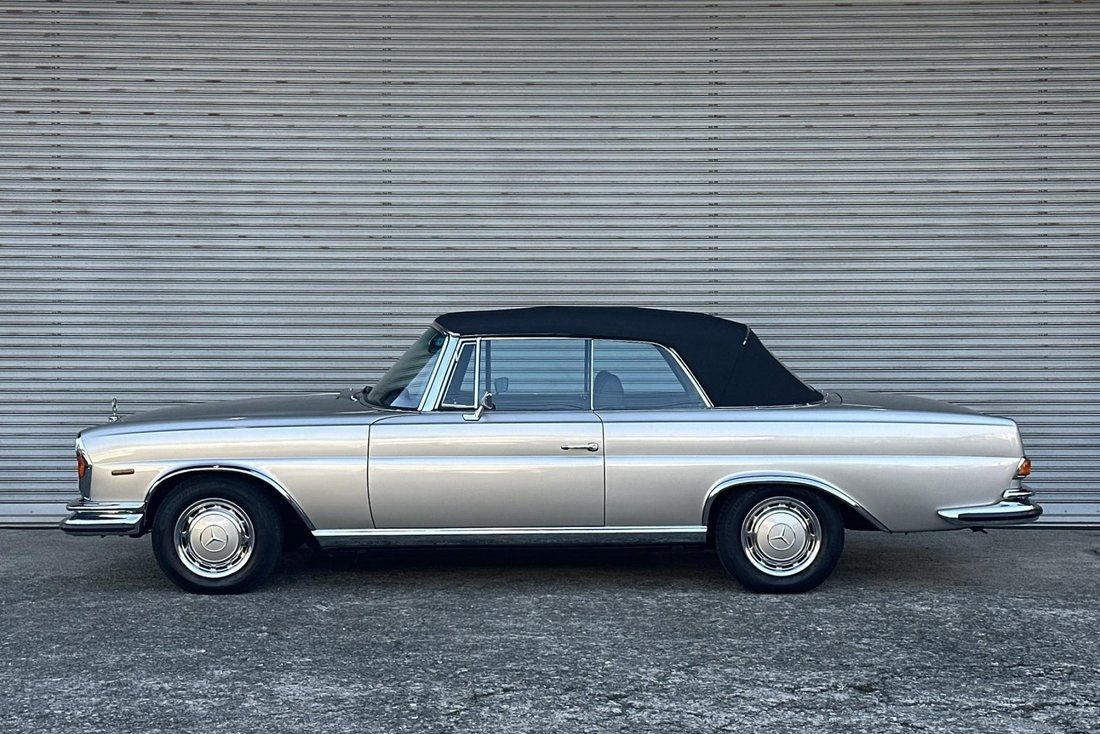 Cabriolet in Shinjuku City, Japan 4 - 19156370