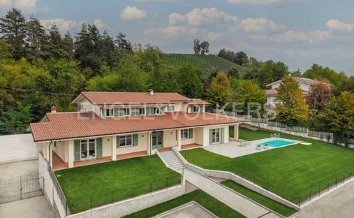 Villa in Trezzo Tinella, Piedmont, Italy 1