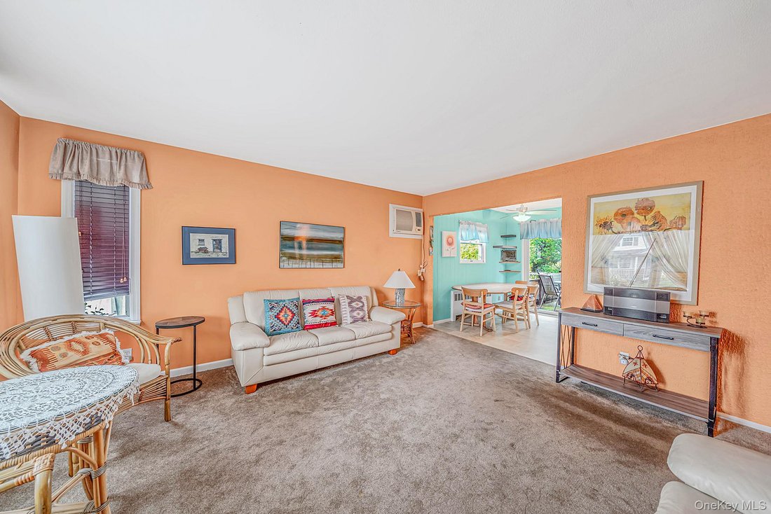 House in North Babylon, New York, United States 4 - 19159009