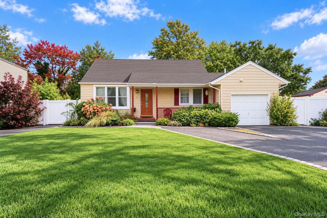House in North Babylon, New York, United States 1 - 19159009