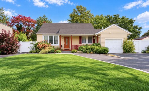 House in North Babylon, New York, United States 1