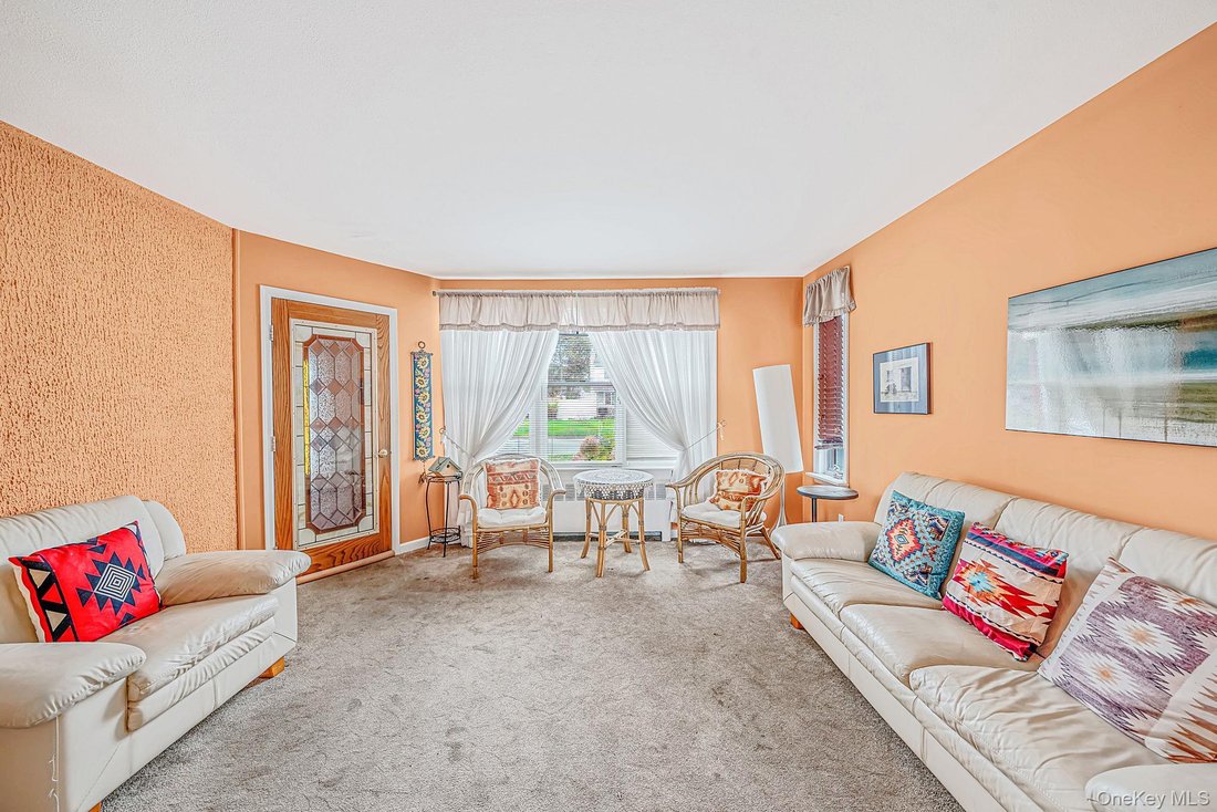 House in North Babylon, New York, United States 3 - 19159009