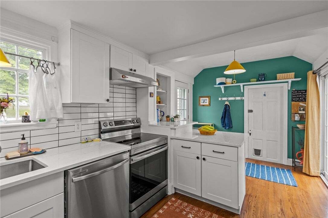 House in Cranston, Rhode Island, United States 5 - 19160022