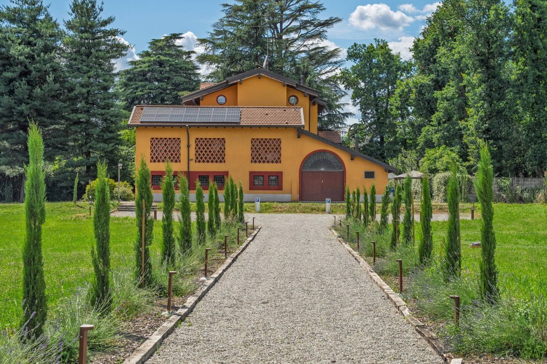Villa en Samarate, Lombardía, Italia 1 - 19165752