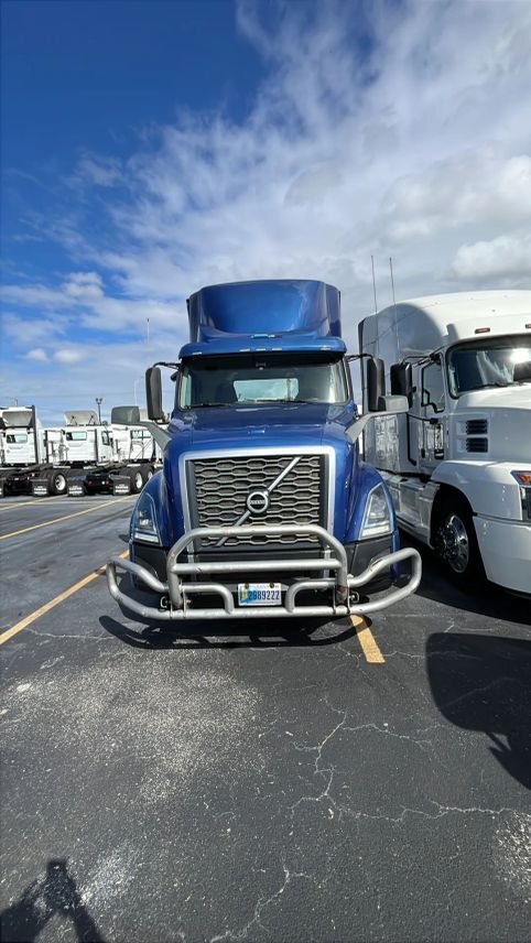 2019 Volvo Commercial VNL VNL 300 Day Cab in Miami, FL, United States 1 - 19165104