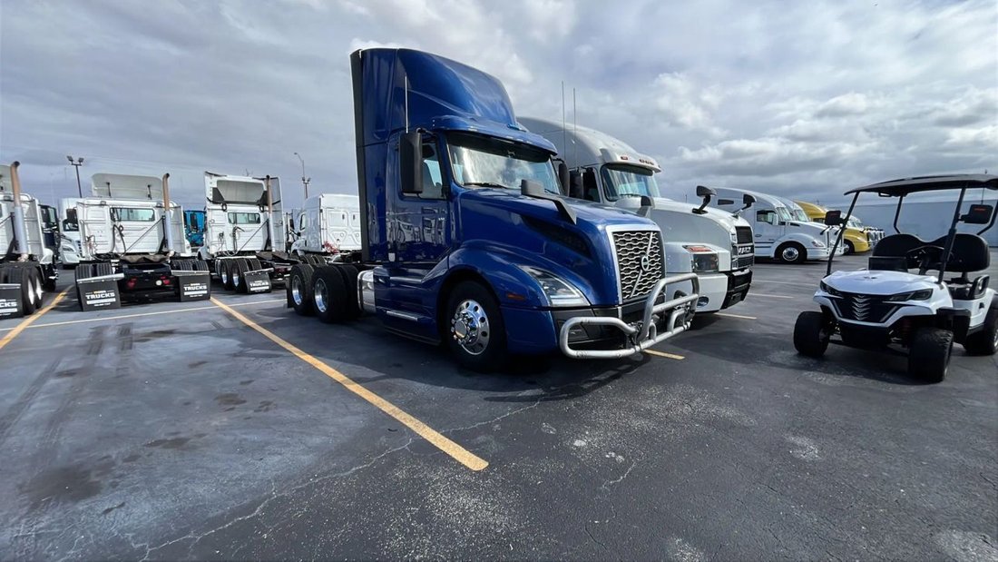 2019 Volvo Commercial VNL VNL 300 Day Cab in Miami, FL, United States 2 - 19165104