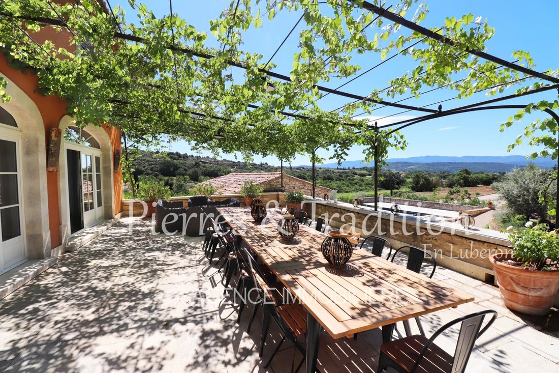 Estate in Saint-Saturnin-lès-Apt, Provence-Alpes-Côte d'Azur, France 1 - 19160481
