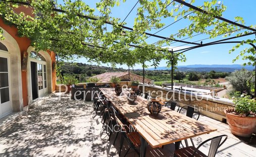 Estate in Saint-Saturnin-lès-Apt, Provence-Alpes-Côte d'Azur, France 1
