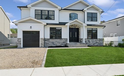 House in Merrick, New York, United States 1
