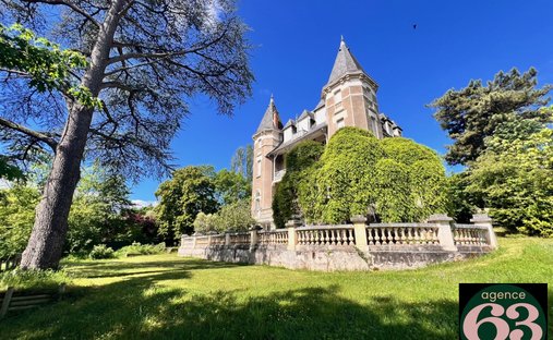 Chateau in La Fontaine du Bac, Clermont-Ferrand, Frankreich 1