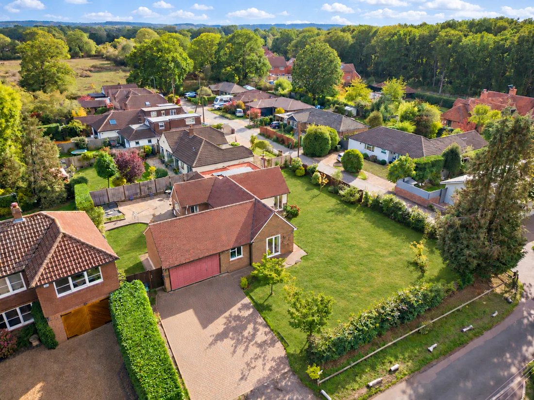 Bungalow in West Horsley, England 1 - 19162672