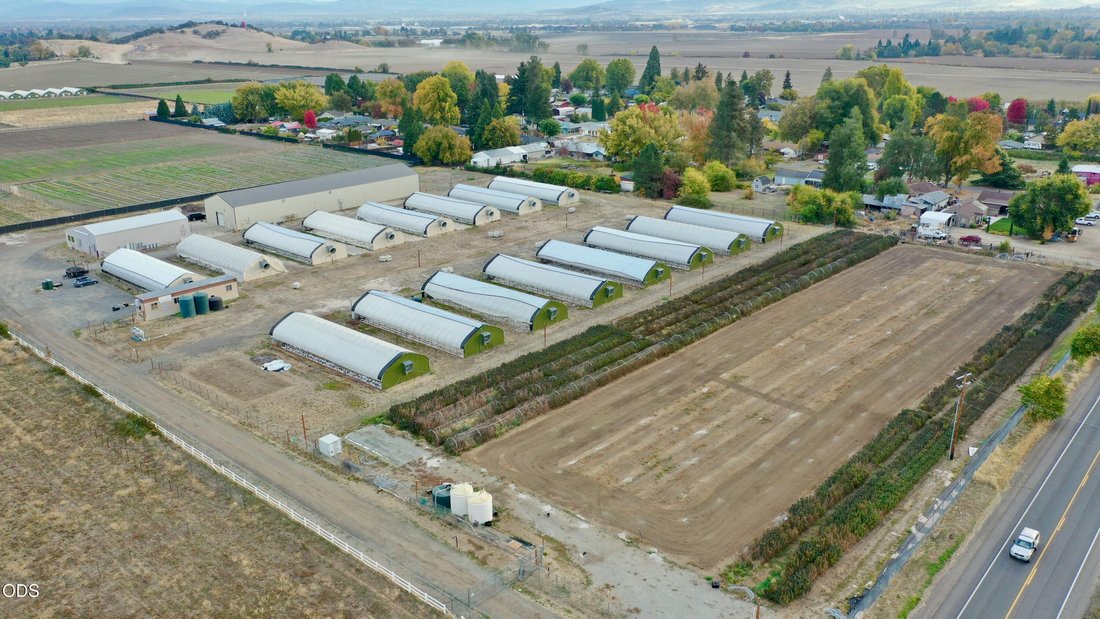 Corps de ferme à Medford, Oregon, États-Unis 1 - 19164892