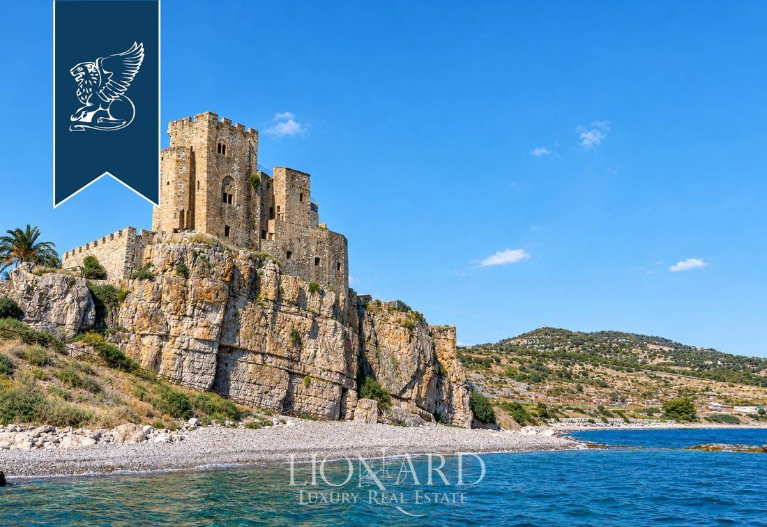 Castillo en Roseto Capo Spulico, Calabria, Italia 3 - 19164618