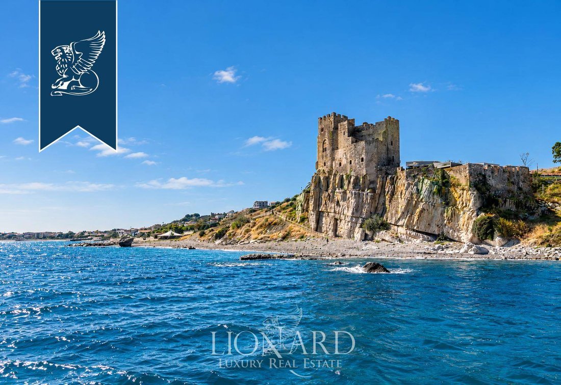 Castillo en Roseto Capo Spulico, Calabria, Italia 1 - 19164618