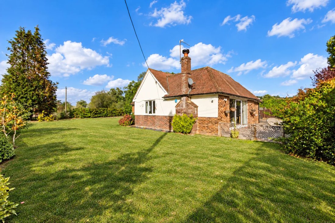 Bungalow in West Horsley, England 4 - 19162672