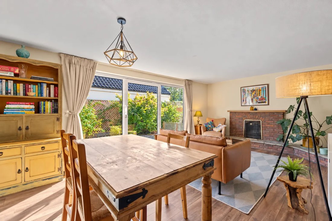 Bungalow in West Horsley, England 2 - 19162672