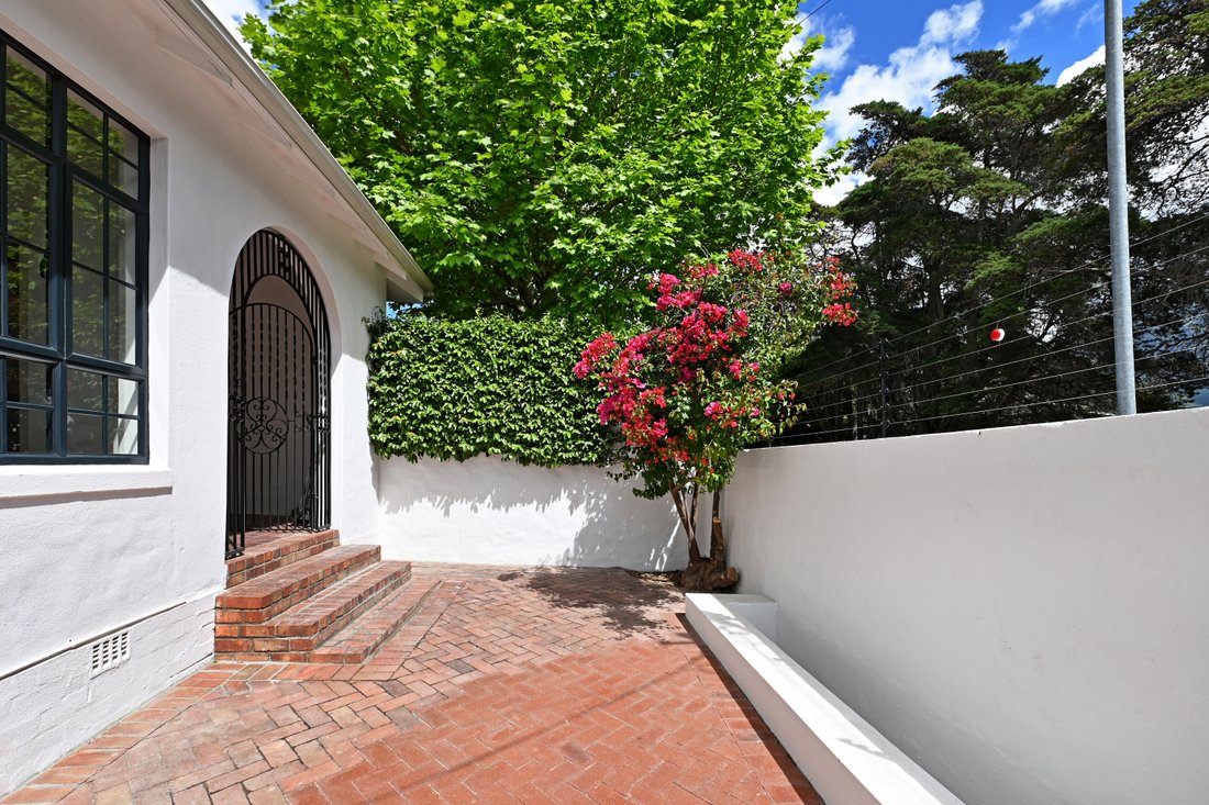 House in Constantia, Southern Suburbs, Cape Town 1 - 19161776