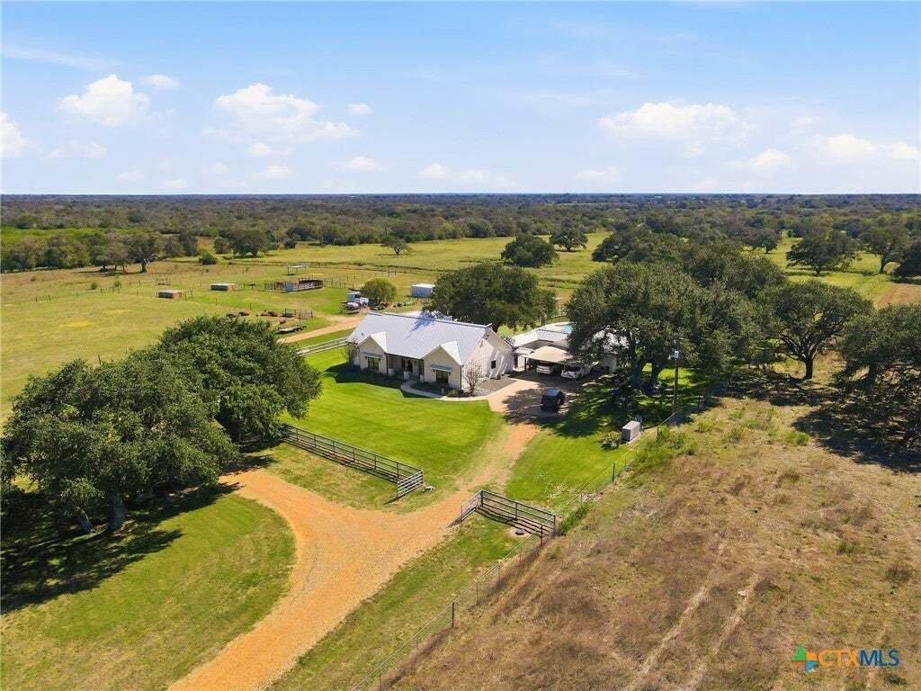 House in Yoakum, Texas, United States 5 - 19169343