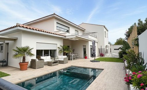 Villa a Saint-Cyprien, Occitania, Francia 1