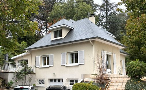 Villa in Saint-Genest-Lerpt, Auvergne-Rhone-Alpen, Frankreich 1