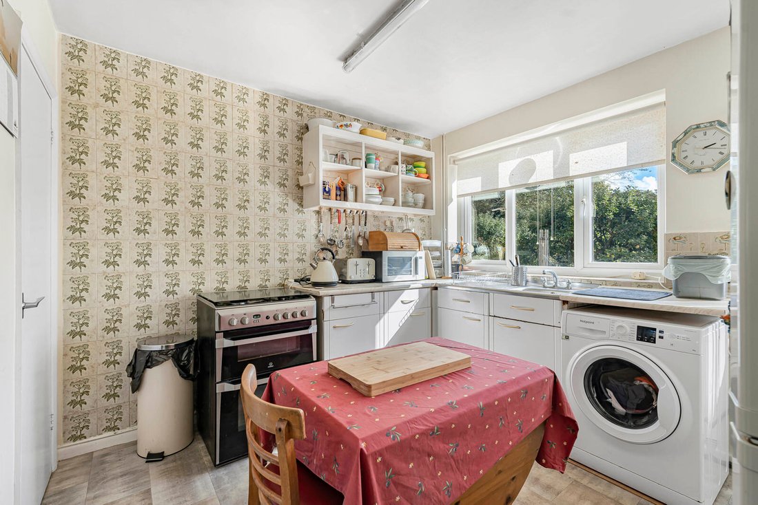 Haus in Lower Bourne, England 3 - 19174809