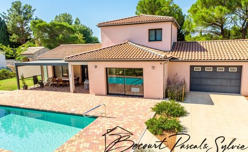 Villa in Nevons-route d'Apt, L'Isle-sur-la-Sorgue, France 1