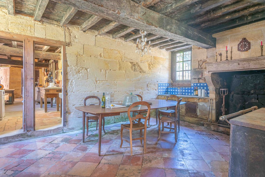 Castle in Cambes, Nouvelle-Aquitaine, France 4 - 19170323
