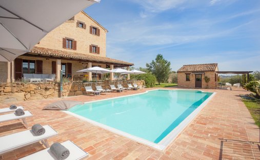 Villa a Loro Piceno, Marche, Italia 1