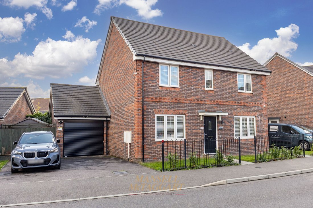 House in Crawley, England 1 - 19170137
