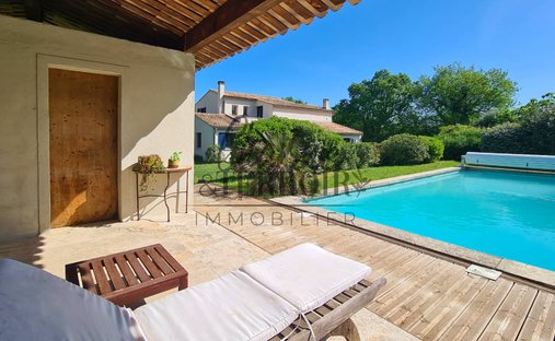 Maisons de campagne à Uzès, Occitanie, France 1
