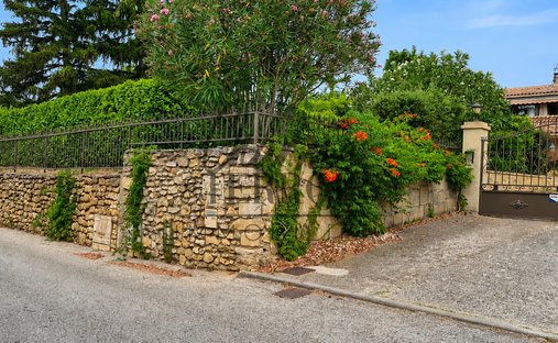 Villa a Saint-Quentin-la-Poterie, Occitania, Francia 1