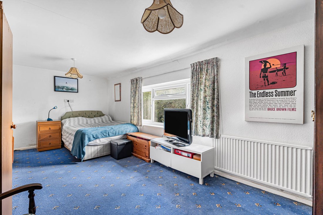 Haus in Lower Bourne, England 5 - 19174809