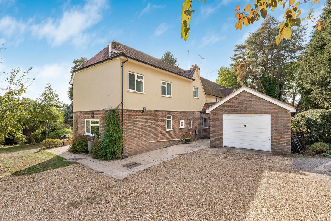 Haus in Lower Bourne, England 1 - 19174809