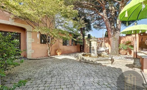 Villa in Villefranche-sur-Saone, Auvergne-Rhone-Alpen, Frankreich 1