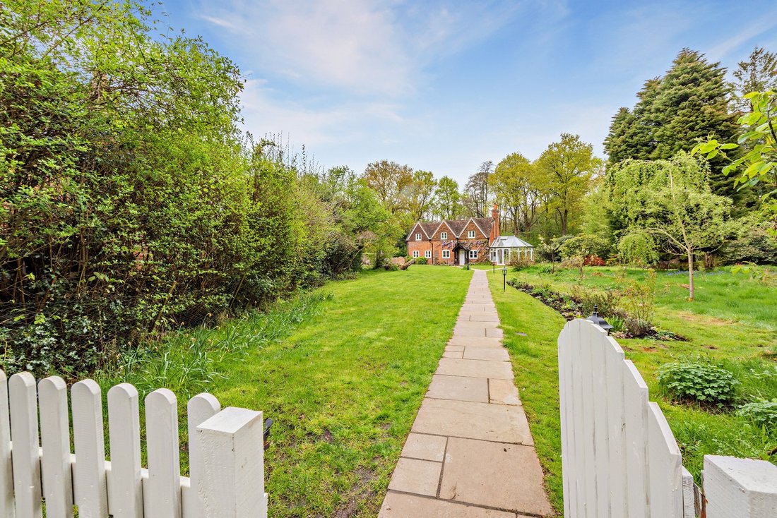 Haus in Whitmoor, Worplesdon, England 3 - 16720476