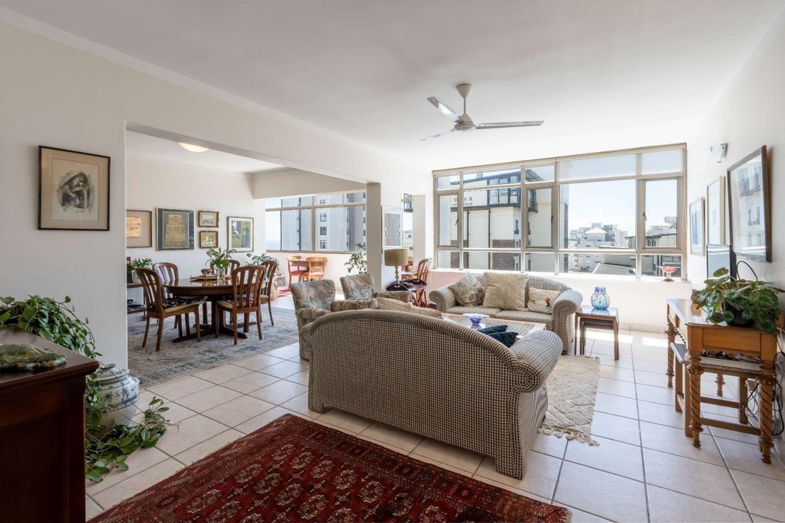 Apartment in Sea Point, Atlantic Seaboard, Cape Town 5 - 19183371