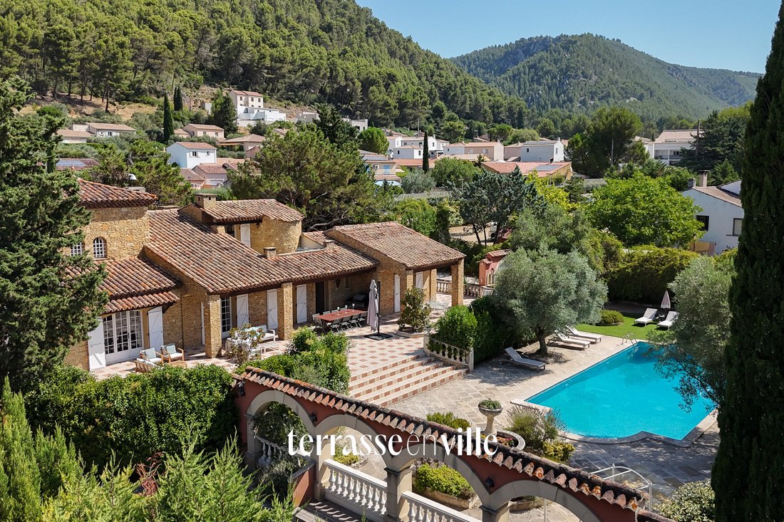 Casa en Cuges-les-Pins, Provenza-Alpes-Costa Azul, Francia 1 - 19188253