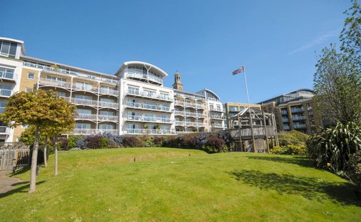 Penthouse in Strand On The Green, London Borough of Hounslow, England 1