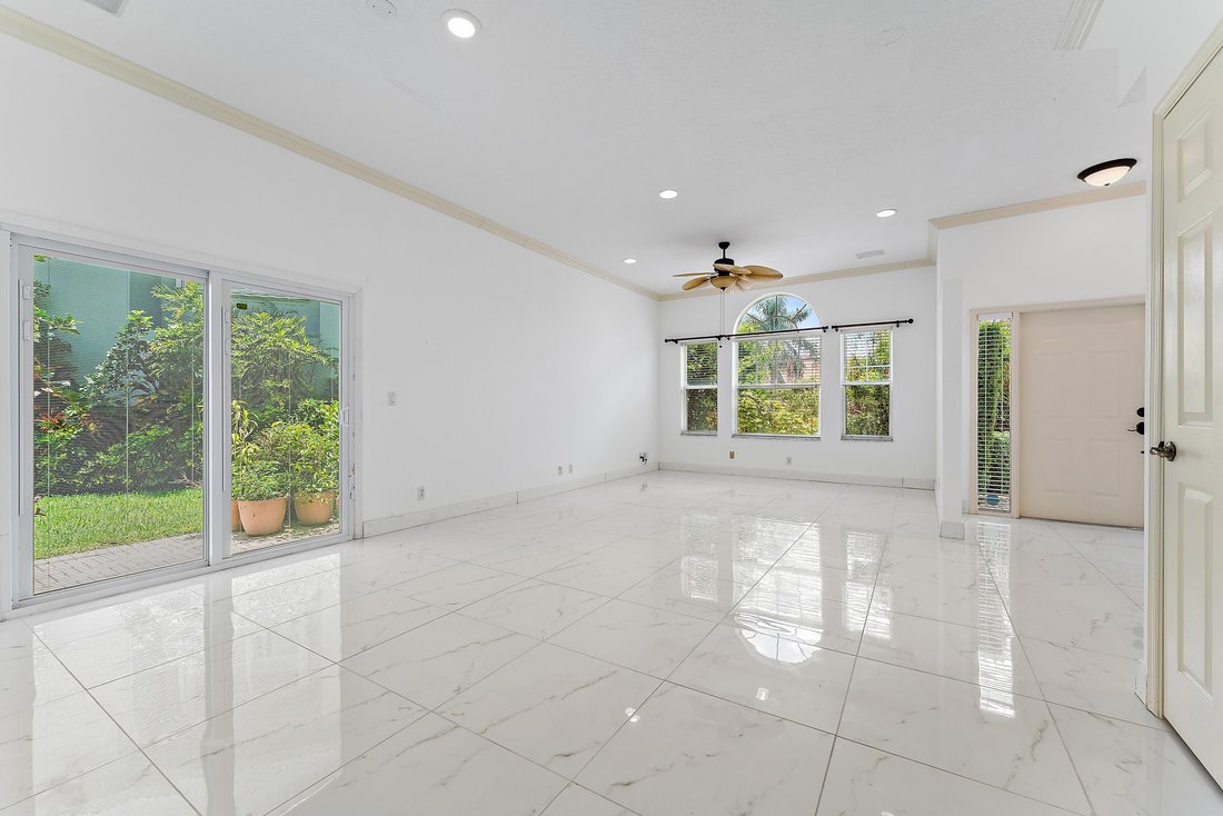 West Palm Beach, Florida, United States 5 - 19189571