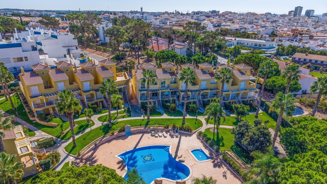 Townhouse in Quarteira, Algarve, Portugal 1 - 19191070