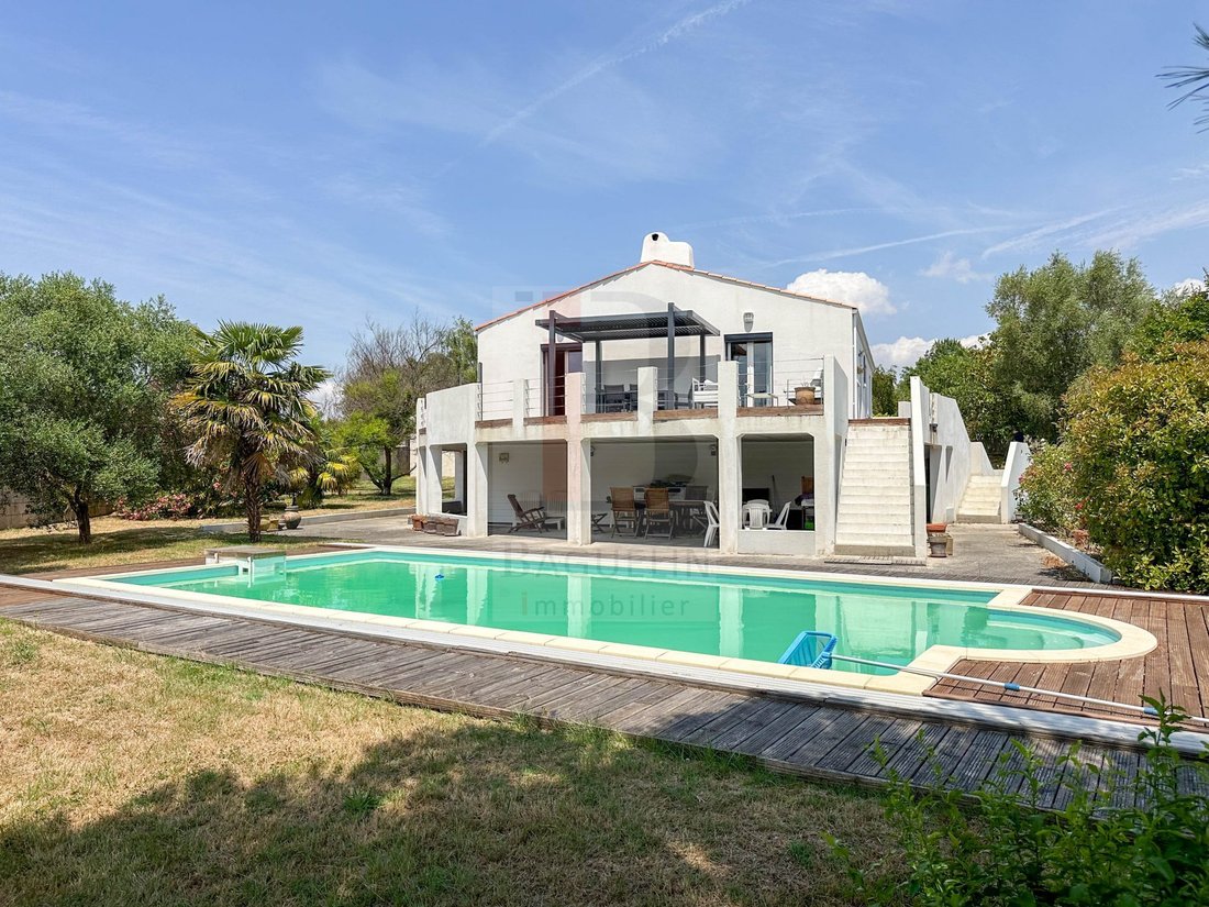 Casa en Saint-Laurent-de-la-Prée, Nueva Aquitania, Francia 1 - 19195383