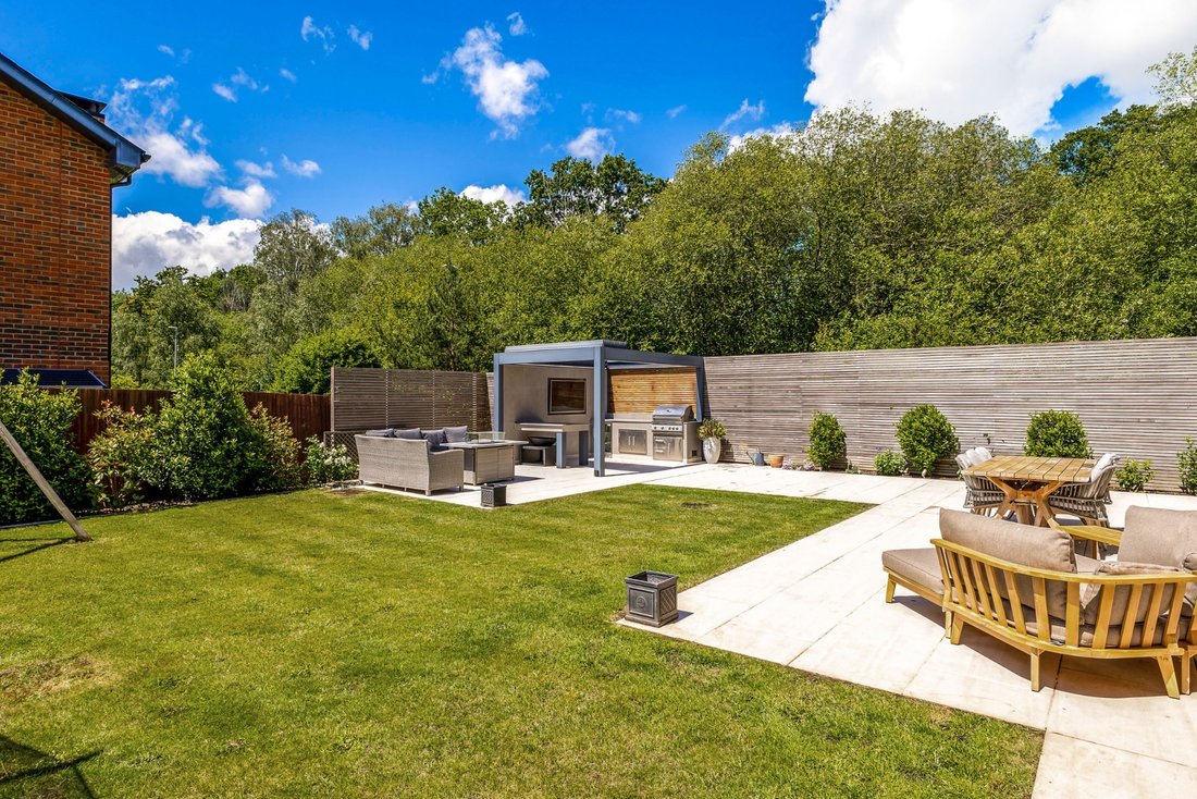 House in Lyne, England 5 - 19199698