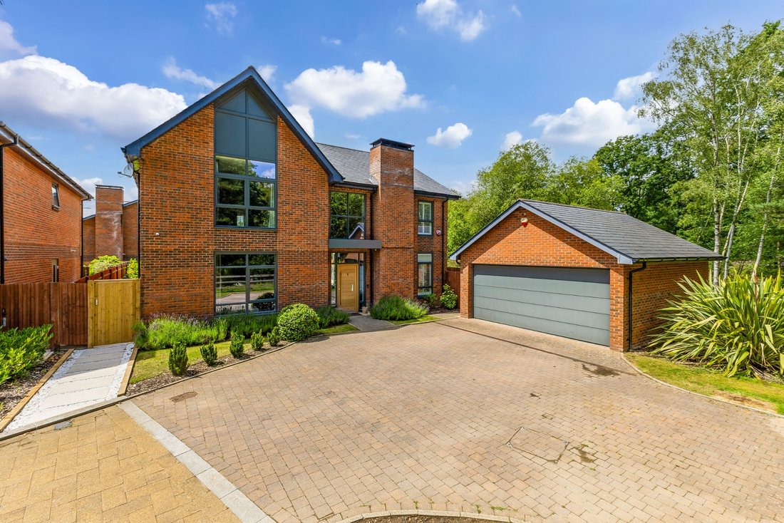 House in Lyne, England 1 - 19199698